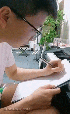 GIF|搞笑GIF:这猫咪长的也太黑了,这晚上都容易踩到