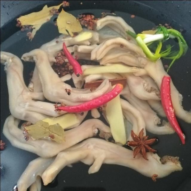 不腻|家常盐水鸭爪的做法，咸香入味，好吃不腻，即可下酒又可当零食