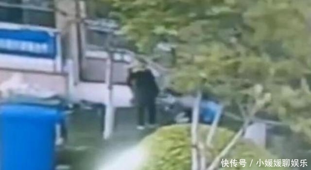拘留|男孩玩耍不慎摔倒,母亲踹别人家孩子出气,网友:大人必须拘留