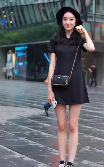 时尚|街拍:面带笑容的美女,短袖配牛仔裤,时尚大气