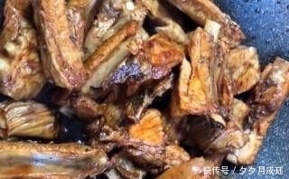 简单|排骨就是这样。营养丰富,味道鲜美。很简单。太好吃了。今晚,米饭不够