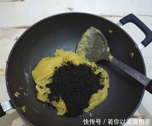 上保鲜膜|抹茶酥和我自己做的红曲糕点,不油腻