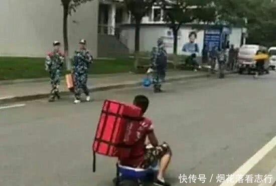 你俩|妹子,你俩穿个裙子还跳这么高,有点淑女形象好不?太尴尬了吧