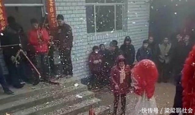 离场|离奇的闹婚使新郎愤然离场，独留新娘一人，亲朋好友不知所措