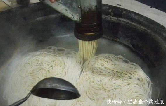 良心|夫妻联手卖“良心面”,10元1碗每天限量500碗,来晚攀亲戚都没用