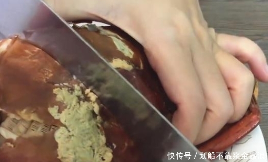 不值|奇闻:男子花五百元买只螃蟹,回到家总感觉不值,切开后两眼冒光