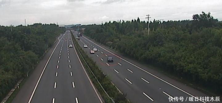  分神|老司机开车分神 高速路上演惊险漂移