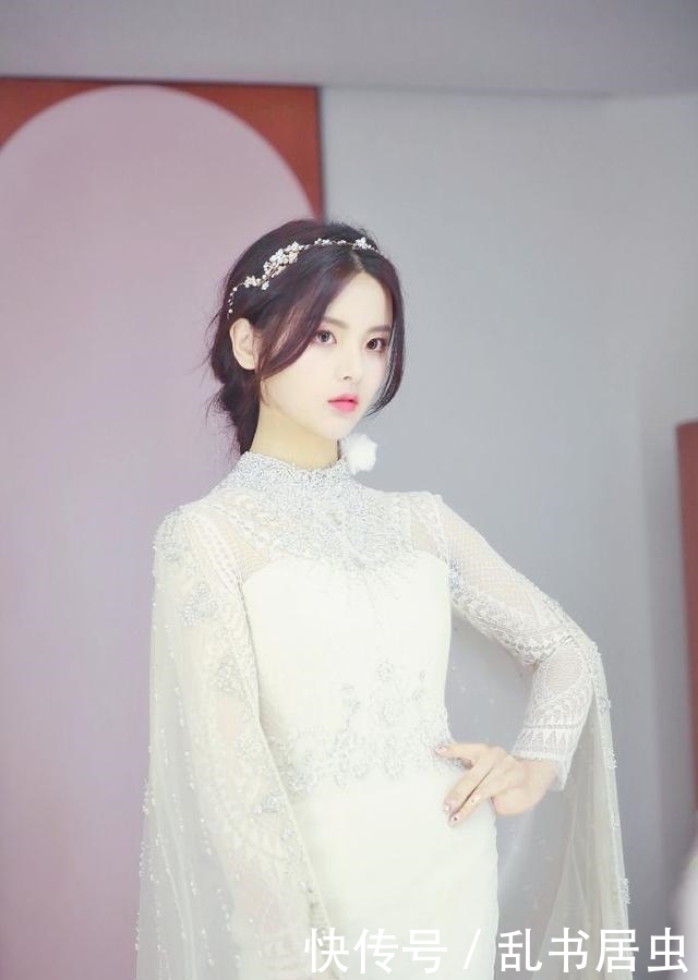 终于|杨超越终于放开了,穿黑降落伞裙变暗夜精灵,漫画腿太吸睛!