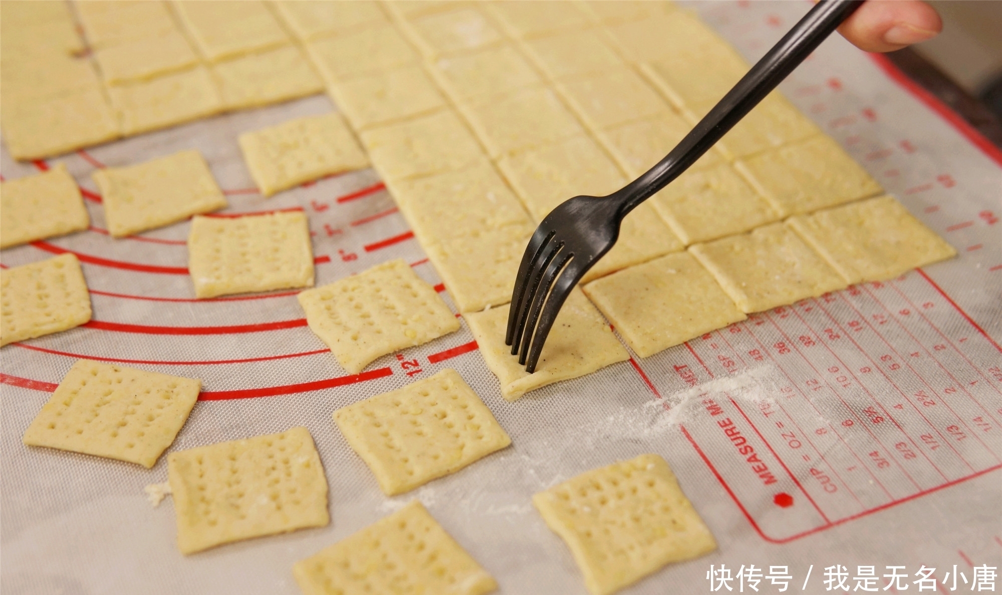 停不下来|小米别熬粥了,加个鸡蛋,配点面粉,咬一口嘎嘣脆,吃的停不下来