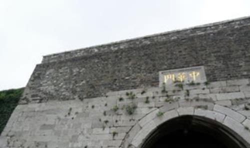 屹立|我国最诡异的古城墙,修一次塌一次,朱元璋找来一宝物镇压,屹立至今