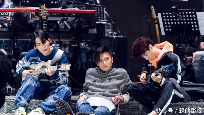  团宠|表演系不怕表演，王俊凯示范壁咚，成新乐队团宠