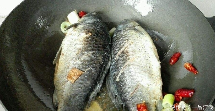  不粘锅|煎鱼时，只放油是不行的，多加这样“东西”，鱼皮完整不粘锅