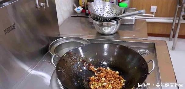 酸酸甜甜|大厨教你正宗的宫保鸡丁,出锅酸酸甜甜又开胃,学会了在家也能做