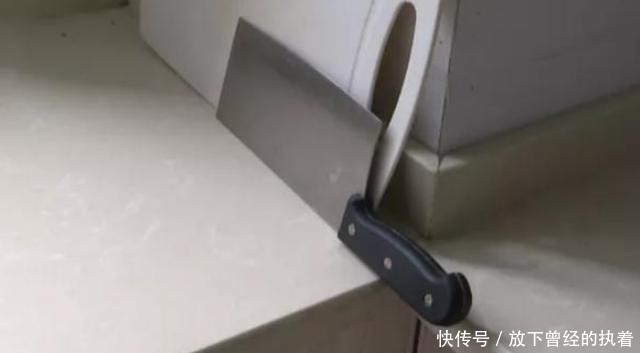  住群|姑娘住群租房遭前租客劫持，还被提特殊要求，中介：他有权进来