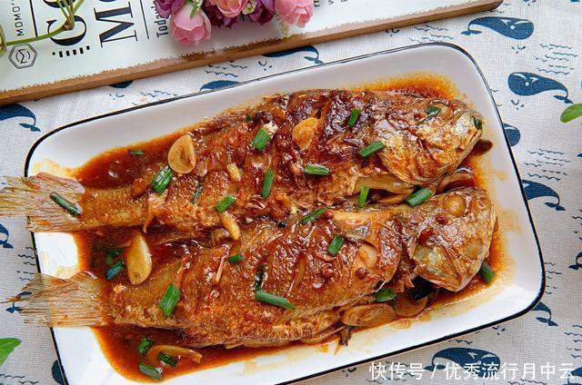 汤汁|小黄鱼这样做最下饭,麻辣鲜香,鲜嫩入味,汤汁拌饭也能多吃两碗