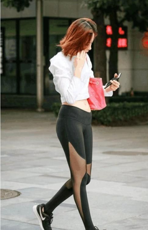 独特|街拍：小美女高端而优雅，彰显独特个性的时尚感