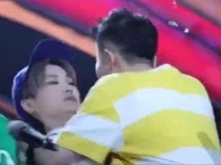  顶顶|明星尴尬瞬间郑恺放屁不算啥，萨顶顶才叫真正的尴尬