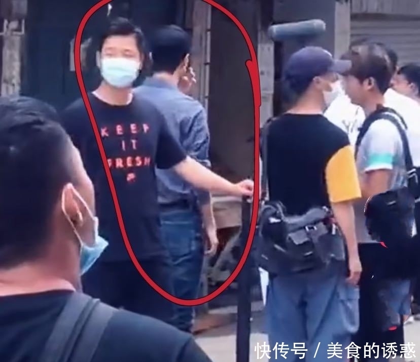  简陋|王一博《冰雨火》现场吃“煎饼果子”，环境简陋，吃相却很优雅