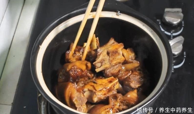  好吃|秋天，这道家常菜要多吃，胶原多多，炖一炖就上桌，入味又好吃