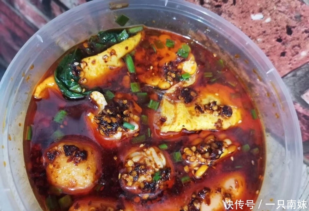 客户|当外卖客户要求特辣,看到老板做法,外卖小哥幸灾乐祸的样太逗了