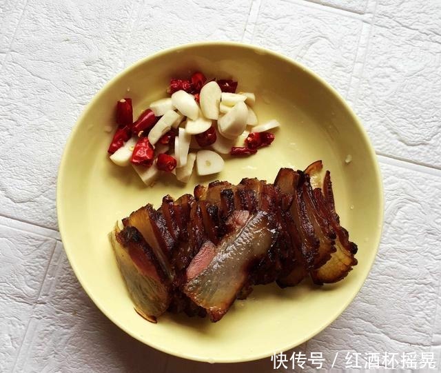 应季|腊肉和它是天生一对,把它们炒一起,又香又下饭,连吃3天都不腻