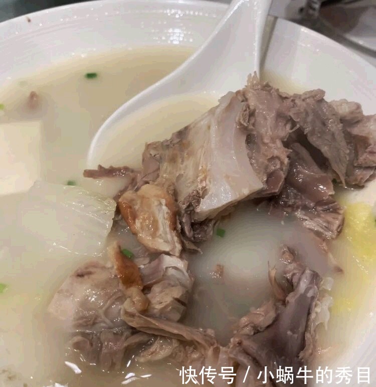 鸭架|去饭店吃烤鸭,服务员问:鸭架炖汤还是炸?回答这两个字才是行家