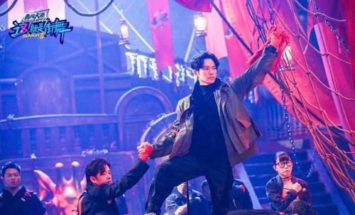 王嘉尔|王一博比钟汉良矮3公分,现场却差距明显,王嘉尔的身高给出答案