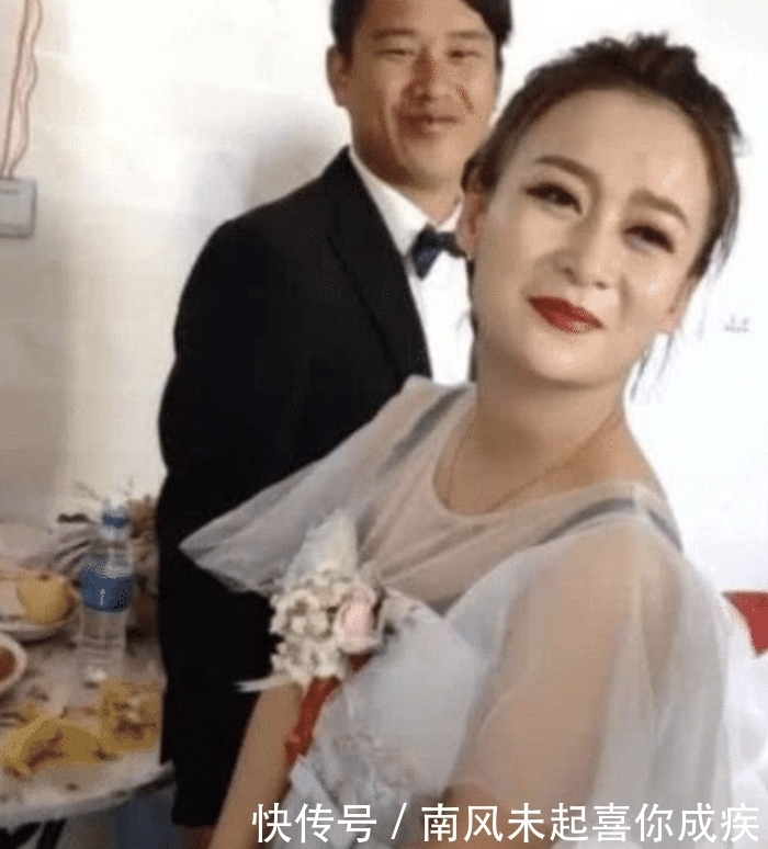 小哥哥|抖音这个“伴郎”火了,给伴娘戴胸花的那刻,伴娘表情实力抢镜