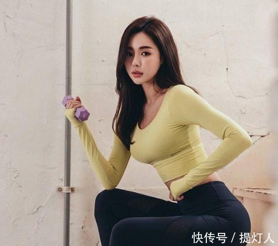  时尚|身材苗条的打底裤美女，展现靓丽姿态，让人总想多瞄几眼！