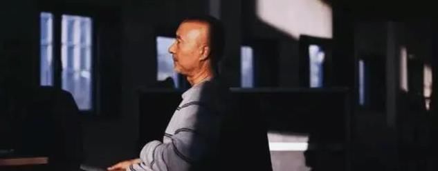 电视台|几乎是“一夜之间”,各个电视台和综艺都不再去追捧他了