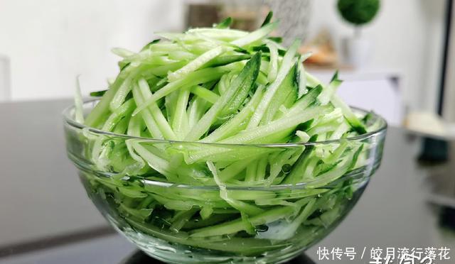 煮出|煮面条最忌水开下锅,面馆老板教我煮面小技巧,煮出的面劲道爽滑