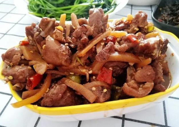  香辣|风味独特的家常菜，烧鸭肉要放这些、才美味，香辣爽口无腥味