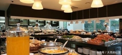 说免|女子去吃69元自助餐,一人吃掉1000根肉串,走时老板笑着说免单