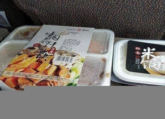 菜色|火车上60一份的牛肉套餐,看这高铁盒饭的菜色,你给打几分