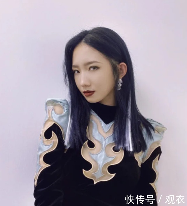 渔网|孟美岐为显腿长,大胆挑战“渔网袜”,不料暴露多肉腿