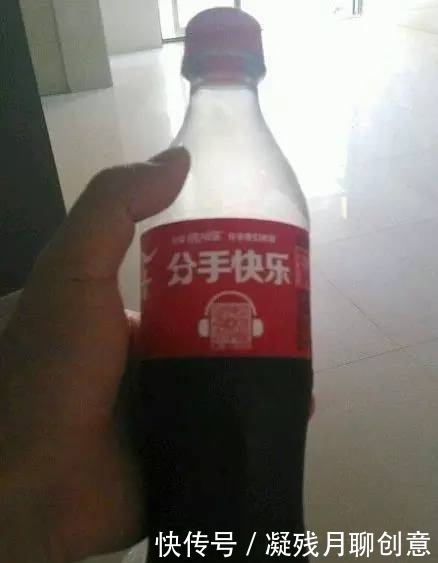 嫌弃|妹子，别光顾着臭美拍照了，瞧身后大哥嫌弃的表情，真是尴尬