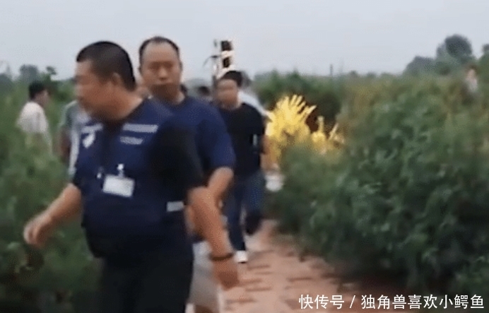  家人|男孩下水救妹妹，结果双双溺亡，家人失声痛哭