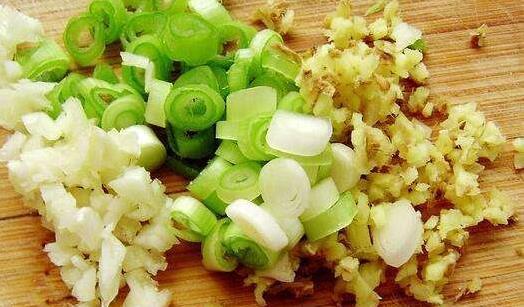 烹饪|葱、姜、蒜是我们烹饪时离不开的食物,那你知道哪一个更有营养吗