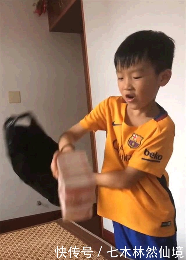  压岁钱|爸爸公司破产，意志消沉，不料8岁儿子竟掏出十多万帮助爸爸