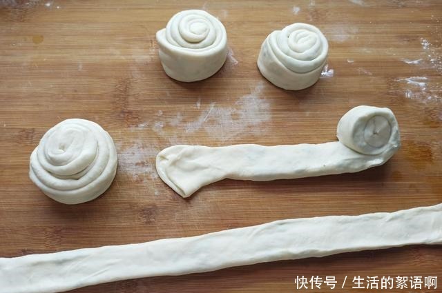 外皮|葱花饼的特色做法,拉一拉卷一卷,外皮酥脆层次多,比手抓饼还香