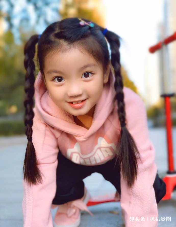 运动|阿拉蕾近照曝光太可爱,大眼睛会说话,一字马站立柔韧性超好