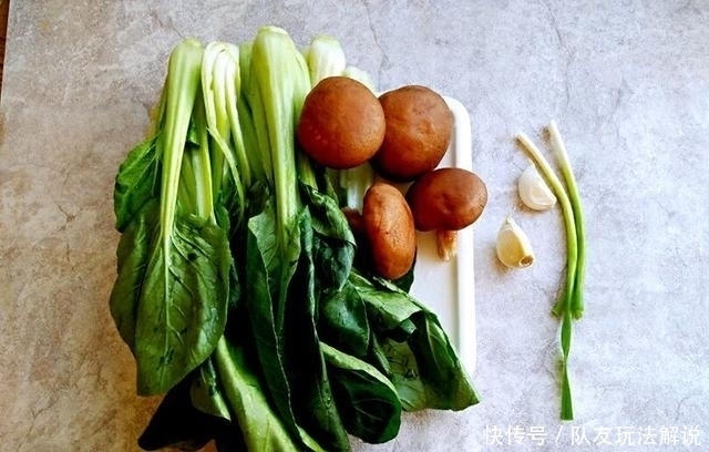 香菇|香菇与油菜简直天生一对,是维生素宝库,多加一个步骤翠绿又美味