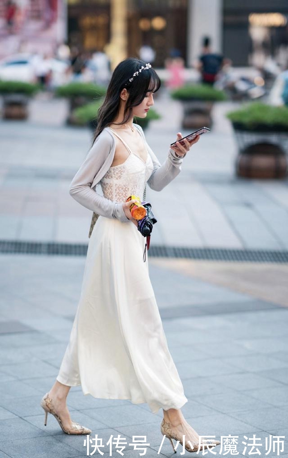  古典|路人街拍，裙子的领口采用旗袍的风格，有种回归古典的感觉