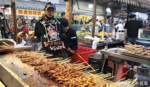 表白|他把烧烤做到了极致,老外“打飞的”来吃,粉丝抢着排队“表白”