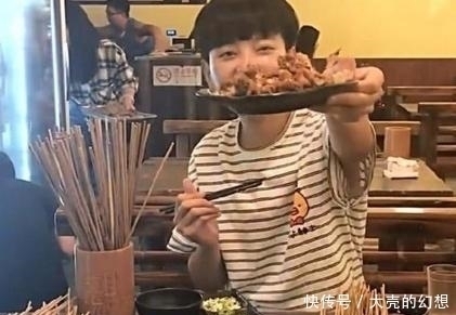 说免|女子去吃69元自助餐,一人吃掉1000根肉串,走时老板笑着说免单