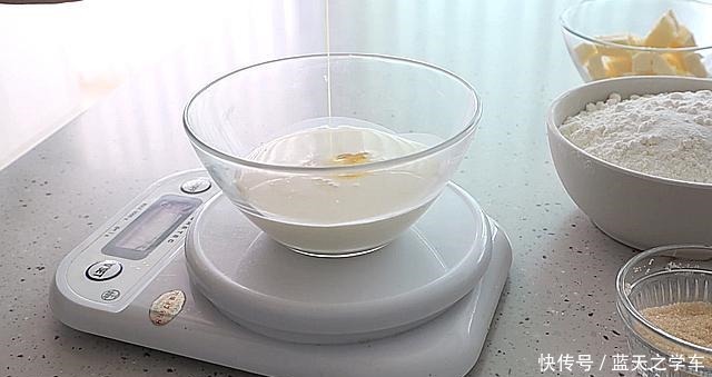 酥饼|外皮酥脆,里边软嫩的烤酥饼,抹上黄油和果酱更好吃