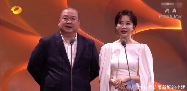 颁奖|金鹰节颁奖尴尬多!刘涛走神何炅急救场,嘉宾忘词全场都看提词器