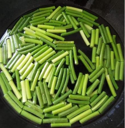 蒜薹炒肉|炒蒜苔直接下锅就“废”了多加1步,蒜苔香嫩翠绿还入味