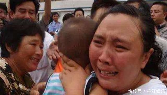 哭闹|婴儿公车哭闹爸爸无动于衷，乘客不耐烦的一句抱怨，救了一个家庭