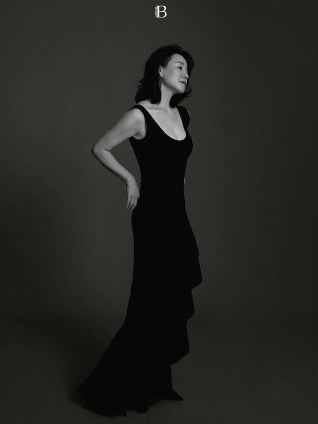 锁骨|“大娘子”刘琳可真美,穿大U领小黑裙端庄优雅,迷人锁骨太惊艳